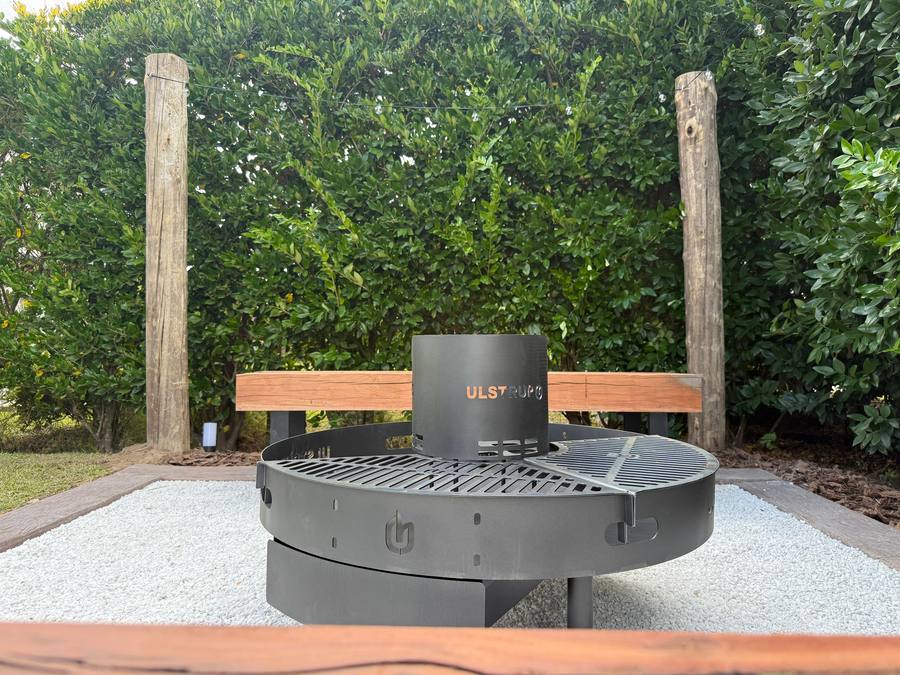 Sector. Brasa — fogonero con parrilla sobre piedra blanca